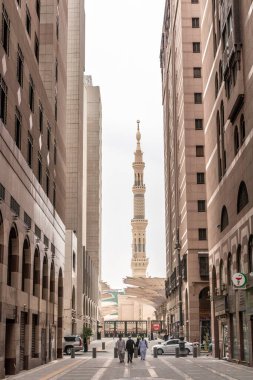 MEDINA, SAUDI ARABIA - 13 Kasım 2021: Medine, Suudi Arabistan 'ın El-Haram bölgesinde Peygamberin Camii Minaresi