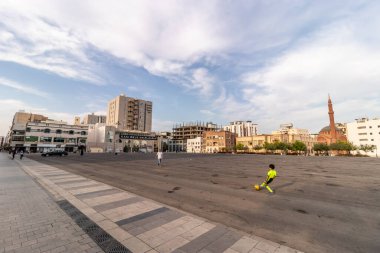 MEDINA, SAUDI ARABIA - 12 Kasım 2021: Medine, Suudi Arabistan 'daki Qiba yolu yakınlarındaki boş topraklarda futbol oynamak