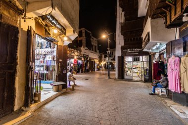JEDDAH, SAUDI ARABIA - 15 Kasım 2021: Suudi Arabistan 'ın tarihi merkezi Al Balad' daki bir caddenin gece görüşü