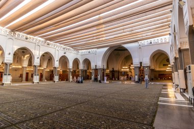 MEDINA, SAUDI ARABIA - 12 Kasım 2021: Medine, Suudi Arabistan 'daki Quba camiinin avlusu