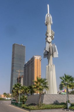 JEDDAH, SAUDI ARABIA - 16 Kasım 2021: Jeddah, Suudi Arabistan 'daki Corniche yakınlarındaki anıt