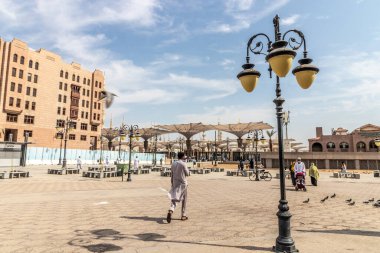 MEDINA, SAUDI ARABIA - 12 Kasım 2021: Medine, Suudi Arabistan 'ın El-Haram bölgesindeki Peygamber' in Camii önündeki yaya alanı