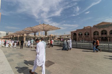 MEDINA, SAUDI ARABIA - 12 Kasım 2021: Müminler, Suudi Arabistan 'ın Medine kentindeki El-Haram bölgesinde bulunan Peygamber' in Camii 'nde namaz kılmaya gidiyorlar