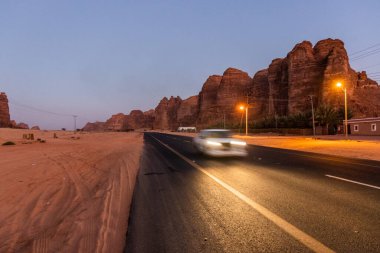 Al Ula, Suudi Arabistan yakınlarındaki bir yolun akşam manzarası