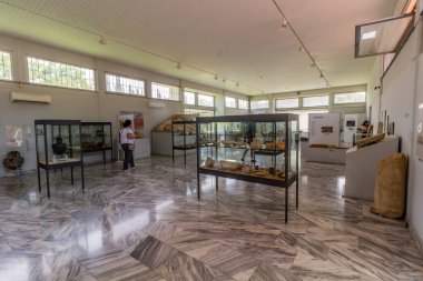 NEMEA, GREECE - 6 AĞUSTOS 2021: Yunanistan 'ın Mora yarımadasındaki Nemea Arkeoloji Müzesinin Sergisi