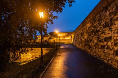 Sırbistan 'ın Belgrad Kale duvarlarının akşam manzarası