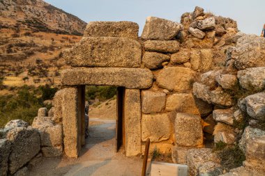 Yunanistan 'ın Peloponnese yarımadasındaki Mycenae kalesinin Postern kapısı