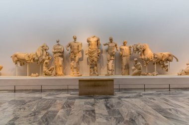 OLYMPIA, GREECE - 10 AĞUSTOS 2021: Yunanistan 'ın Peloponnese yarımadasındaki Olympia Arkeoloji Müzesi' nde Zeus Tapınağı 'nın doğu soyundan heykeller