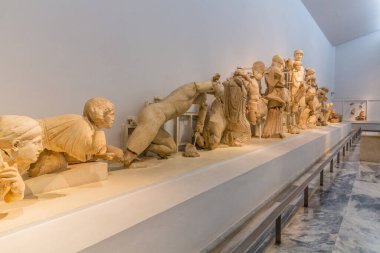 OLYMPIA, GREECE - 10 AĞUSTOS 2021: Yunanistan 'ın Peloponnese yarımadasındaki Olympia Arkeoloji Müzesi' nde Zeus Tapınağı 'nın batısındaki heykeller