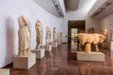 OLYMPIA, GREECE - 10 AĞUSTOS 2021: Yunanistan 'ın Mora yarımadasındaki Arkeoloji Müzesinde Sergiler