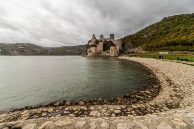Sırbistan 'ın Tuna Nehri' ndeki Golubac ortaçağ kalesinin manzarası