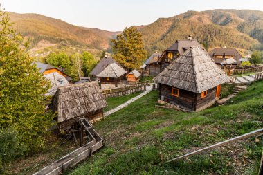 Sırbistan 'ın Mokra Gora kenti yakınlarındaki Drvengrad (Kustendorf) ahşap evleri