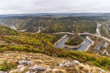 Sırbistan 'ın Uvac nehri kanyonunda sonbahar manzarası