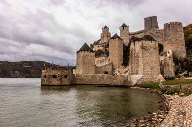 Sırbistan 'ın Golubac ortaçağ kalesine bakış