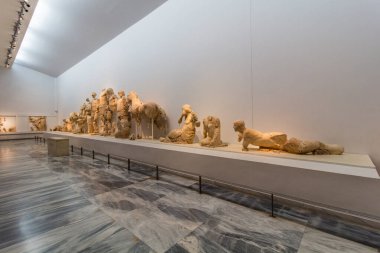 OLYMPIA, GREECE - 10 AĞUSTOS 2021: Yunanistan 'ın Peloponnese yarımadasındaki Olympia Arkeoloji Müzesi' nde Zeus Tapınağı 'nın doğu soyundan heykeller