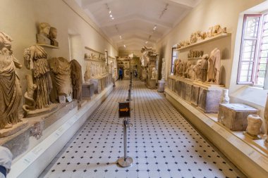 EPIDAURUS, GREECE - 6 AĞUSTOS 2021: Yunanistan 'ın Peloponnese yarımadasındaki Epidaurus Asclepieion Arkeoloji Müzesinin Sergisi