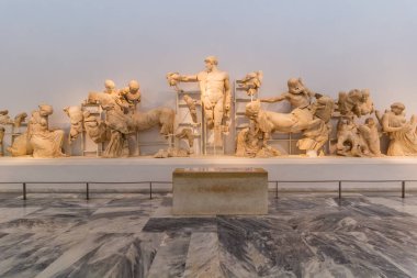 OLYMPIA, GREECE - 10 AĞUSTOS 2021: Yunanistan 'ın Peloponnese yarımadasındaki Olympia Arkeoloji Müzesi' nde Zeus Tapınağı 'nın batısındaki heykeller