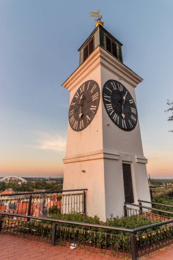 Petrovaradin Kalesi 'ndeki saat kulesi, Novi Sad, Sırbistan