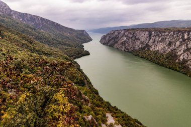 Tuna Nehri 'nin Demir Kapıları' nın Sırbistan ile Romanya arasındaki hava manzarası. Derdap Ulusal Parkı 'ndan görüntü.