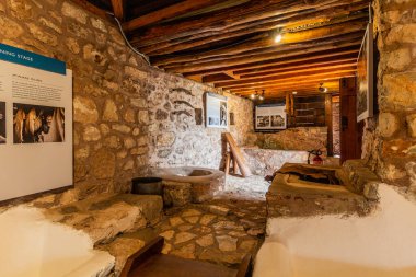 DIMITSANA, GREECE - 8 Ağustos 2021: Yunanistan 'ın Mora yarımadasındaki Dimitsana köyü yakınlarındaki Açık Hava Enerji Müzesi' nde tabakhane