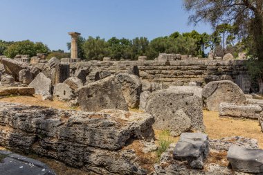 Yunanistan 'ın Mora yarımadasındaki Antik Olympia' daki Zeus Tapınağı kalıntıları