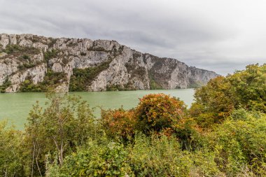 Sırbistan ile Romanya arasında Tuna Nehri üzerindeki Demir Kapı rezervuarı