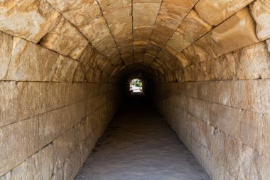 Yunanistan 'ın Mora yarımadasındaki antik Nemea Stadyumu' na giden tünel