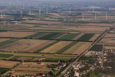 Trautmannsdorf an der Leitha köy ve rüzgar santrallerinin hava manzarası, Avusturya