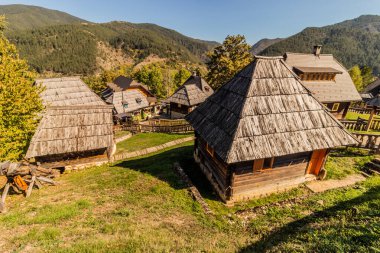 Sırbistan 'ın Mokra Gora kenti yakınlarındaki Drvengrad (Kustendorf) ahşap evleri