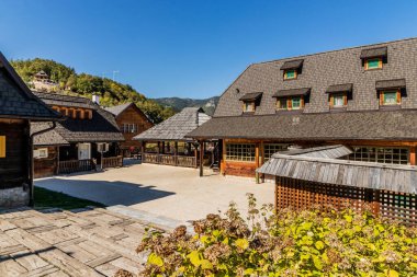 Sırbistan 'ın Mokra Gora kenti yakınlarındaki Drvengrad (Kustendorf) ahşap evleri