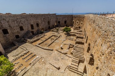 Yunanistan 'ın Mora yarımadasındaki Chlemoutsi (Clermont) ortaçağ kalesinin hava manzarası