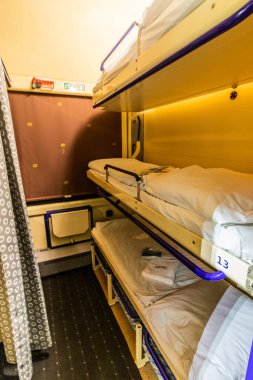 PRAG, CZECHIA - 1 Ekim 2021: Prag 'dan Budapeşte' ye giden bir trende bir kompartımanın içi