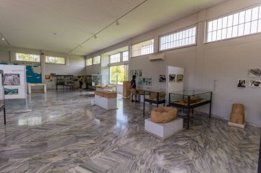 NEMEA, GREECE - 6 AĞUSTOS 2021: Yunanistan 'ın Mora yarımadasındaki Nemea Arkeoloji Müzesinin Sergisi