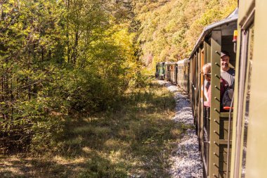 MOKRA GORA, SERBIA - 5 Ekim 2021: Sarganska Osmica (Sargan 8) dar ölçülü miras tren yolu, Sırbistan
