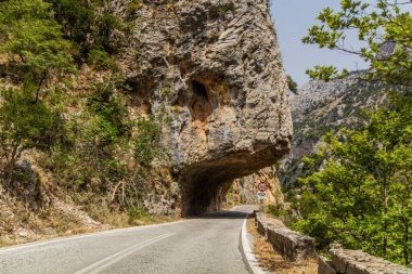 Langada yakınlarındaki 82 no 'lu yolda kaya tüneli Moreloponese yarımadası, Yunanistan