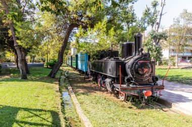 Yunanistan 'ın Mora yarımadasındaki Kalamata Belediye Demiryolu Parkı' nda eski bir tren.