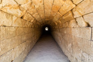 Yunanistan 'ın Mora yarımadasındaki antik Nemea Stadyumu' na giden tünel