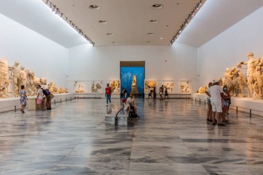 OLYMPIA, GREECE - 10 AĞUSTOS 2021: Yunanistan 'ın Mora yarımadasındaki Arkeoloji Müzesinde Sergiler