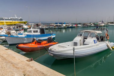 KILLINI, GREECE - 9 AĞUSTOS 2021: Yunanistan 'ın Mora yarımadasındaki Killini limanında tekneler