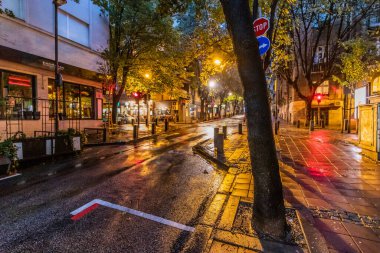 BELGRAD, SERBIA - 11 Ekim 2021: Sırbistan 'ın Belgrad kentindeki sokakların akşam manzarası