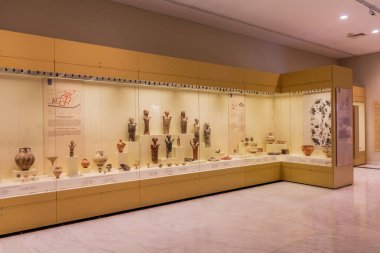 MYCENAE, GREECE - 5 AĞUSTOS 2021: Yunanistan 'ın Mora yarımadasındaki Mycenae Arkeoloji Müzesinin Sergisi