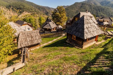 Sırbistan 'ın Mokra Gora kenti yakınlarındaki Drvengrad (Kustendorf) ahşap evleri
