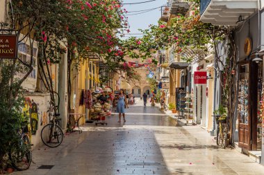 NAFPLIO, GREECE - 5 Ağustos 2021: Yunanistan 'ın Nafplio kentindeki yaya sokağı