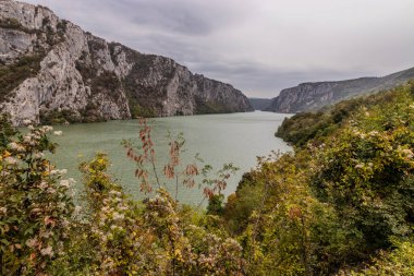 Sırbistan ile Romanya arasında Tuna Nehri üzerindeki Demir Kapı rezervuarı