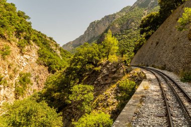Yunanistan 'ın Mora yarımadasındaki Vouraikos Boğazı' nda Odontotos demiryolu dar çarklı..