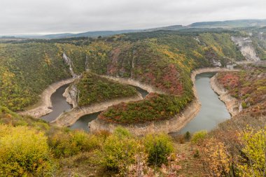 Sırbistan 'ın Uvac nehri kanyonunda sonbahar manzarası