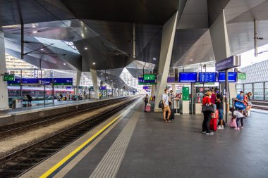 VIENNA, AUSTRIA - 13 Ağustos 2021: Viyana ana ana tren istasyonu platformu (Wien Hauptbahnhof), Avusturya