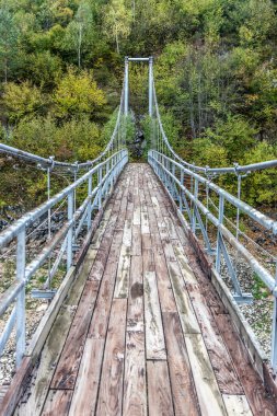 Sırbistan 'ın Sjenica kenti yakınlarındaki Uvac nehri kanyonu üzerindeki asma ayak köprüsü