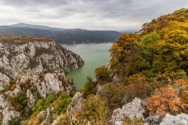Tuna Nehri 'nin Demir Kapıları' nın Sırbistan ile Romanya arasındaki hava manzarası. Derdap Ulusal Parkı 'ndan görüntü.