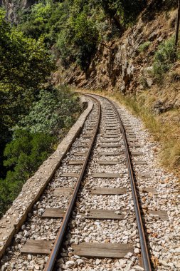 Yunanistan 'ın Mora yarımadasındaki Vouraikos Boğazı' ndaki Odontotos demiryolu dar kalibreli..